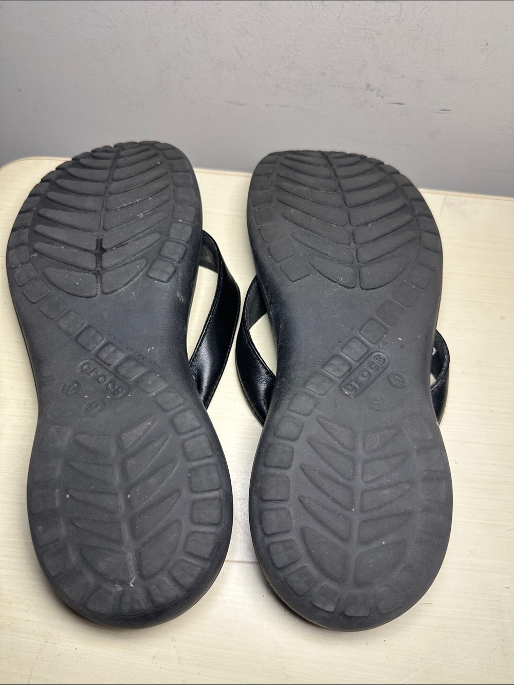 CROCS Black Comfort capri V Flip Flops - Picture 7 of 9